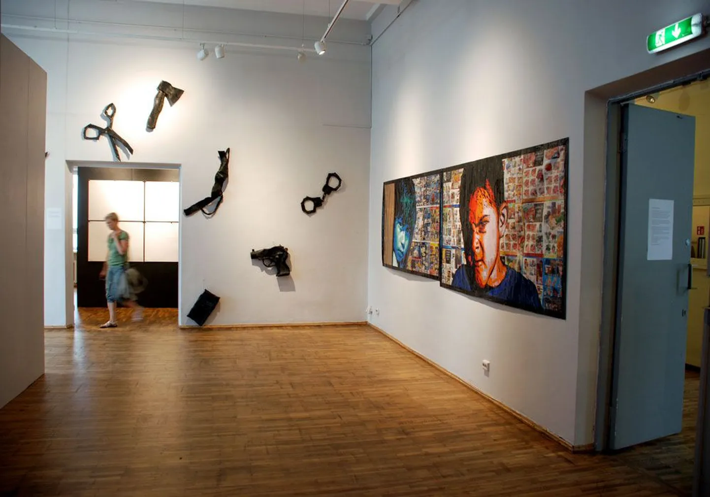 Seinal näeb Nikolai Vassiljevi värvilisi töid seeriast «Kids», 2014 («Kids» /
Николай Васильев).