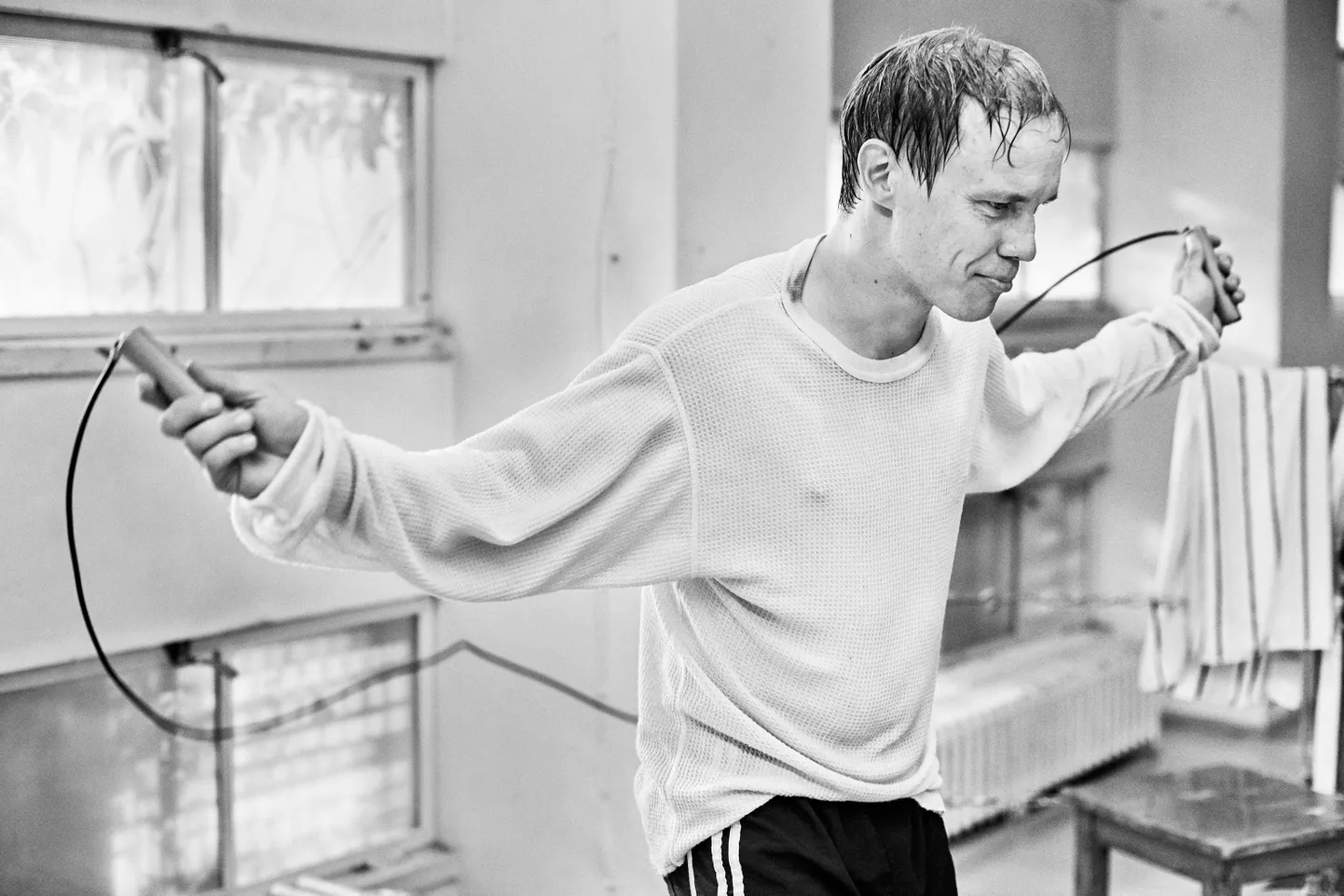 Olli Mäki (Jarkko Lahti) valmistub matšiks.