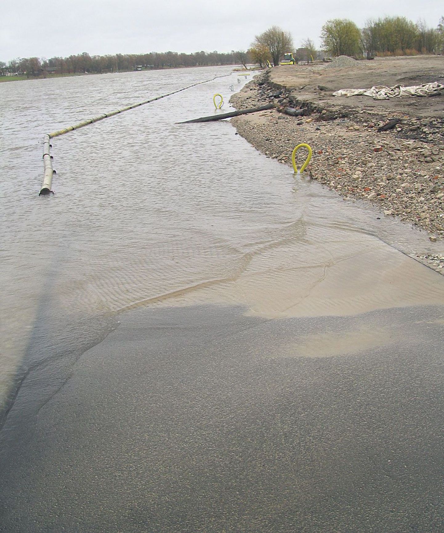 Jõe vasakkaldale rajatava kergliiklustee esmaspäeval asfalditud lõik jäi teisipäeval vee alla.