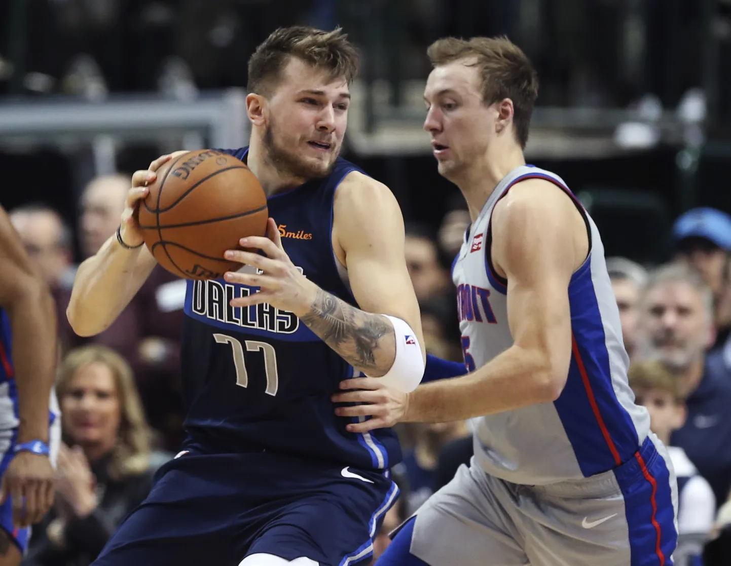 Luka Dončić (palliga) tegi möödunud ööl oma NBA-karjääri ühe parema mängu.