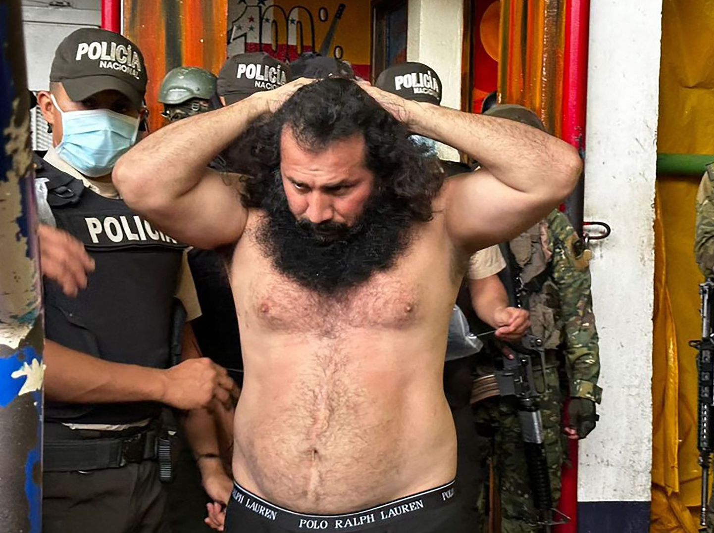 Ecuadori relvajõudude fotol on näha narkoparunit Adolfo Maciast hüüdnimega Fito, keda parasjagu transporditakse 8. karistuskoloonia tsoonis olevasse Kaljukindluse range režiimiga kinnipidamiskeskusesse Guayaquilis.