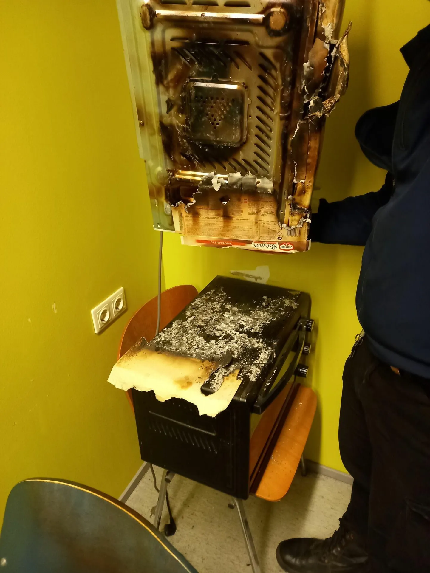 Ühiselamus valveta jäetud mikrolaineahi võinuks tekitada suure õnnetuse.