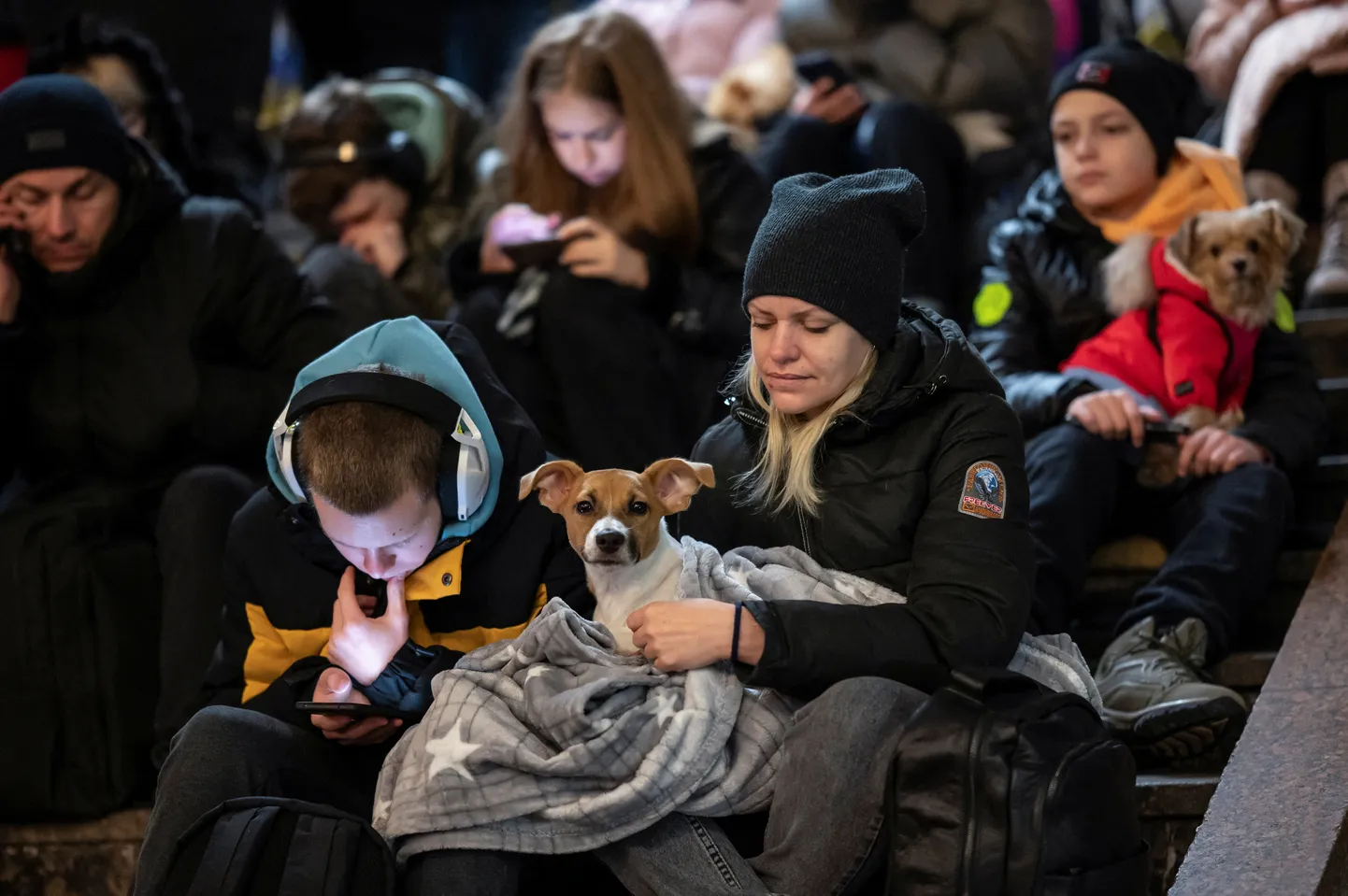 Inimesed koos koertega varjumas õhurünnaku ajal Kiievi metroos. NB! Foto on illustreeriv.