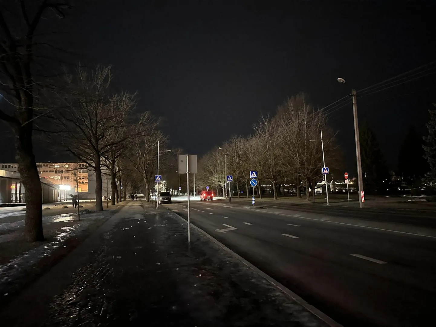 Alles hiljuti ei põlenud mitmel Pärnu kesklinna tänaval valgustid.