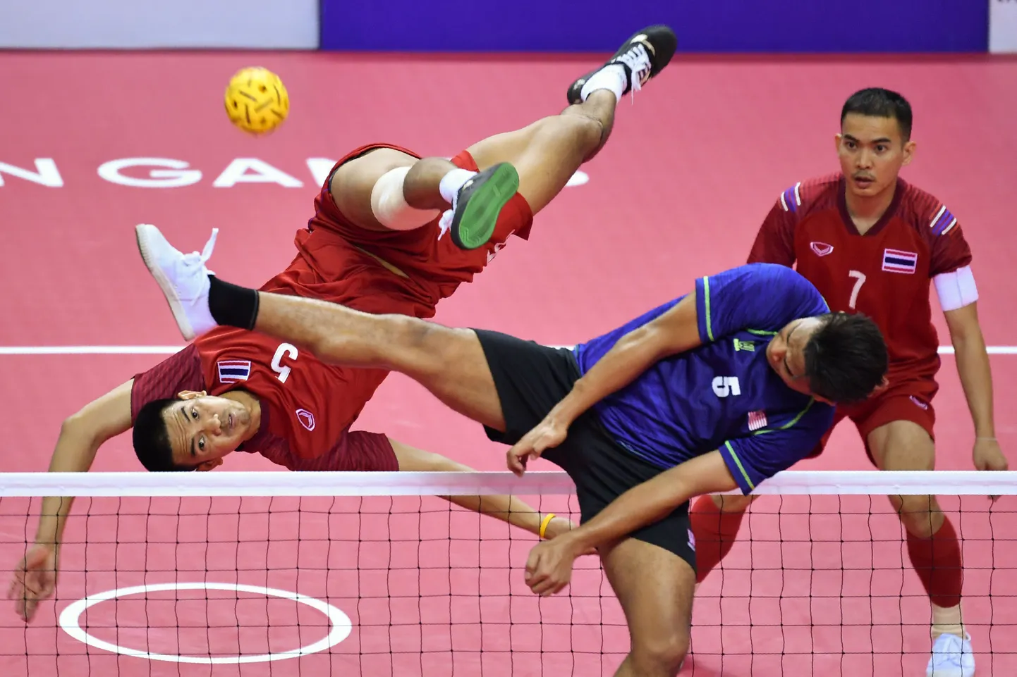 Taizemes un Malaizijas izlašu duelis savdabīgā sporta veidā - sepaktakravs