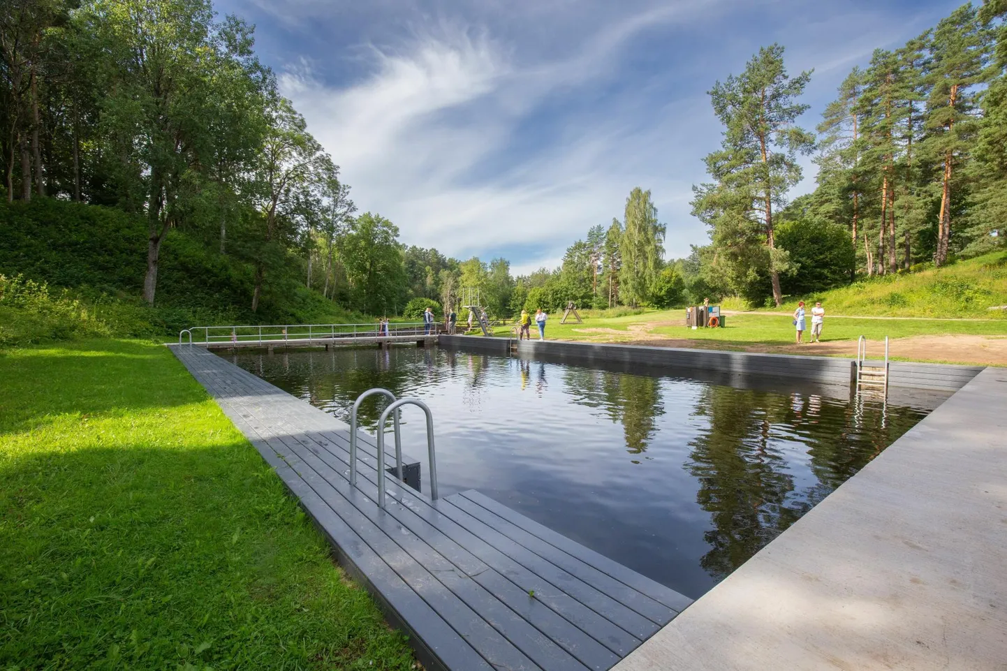 Viljandi 2022. aasta kaasava eelarve hääletuse võitis idee teha korda Uueveski basseinid. Sel aastal on ühe ideena esitatud ettepanek korrastada Uueveski lastebassein.