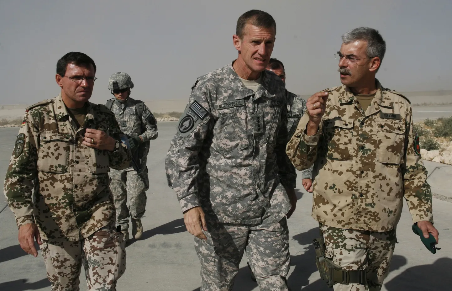 Vasakult Saksa kolonel Georg Kline, USA ja NATO-vägede ülemjuhataja kindral Stanley McChrystal ja Saksa brigaadikindral Jörg Vollmer Kunduzis Afganistanis.