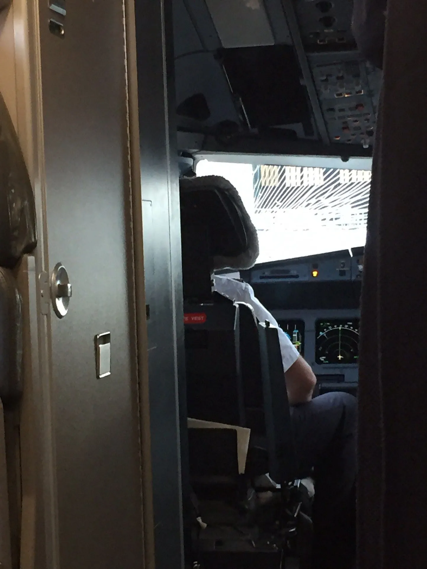Lufthansa lennuki mõranenud esiklaas.