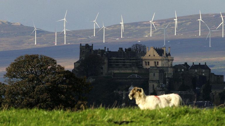 Ветряки у замка Стерлинг в Шотландии