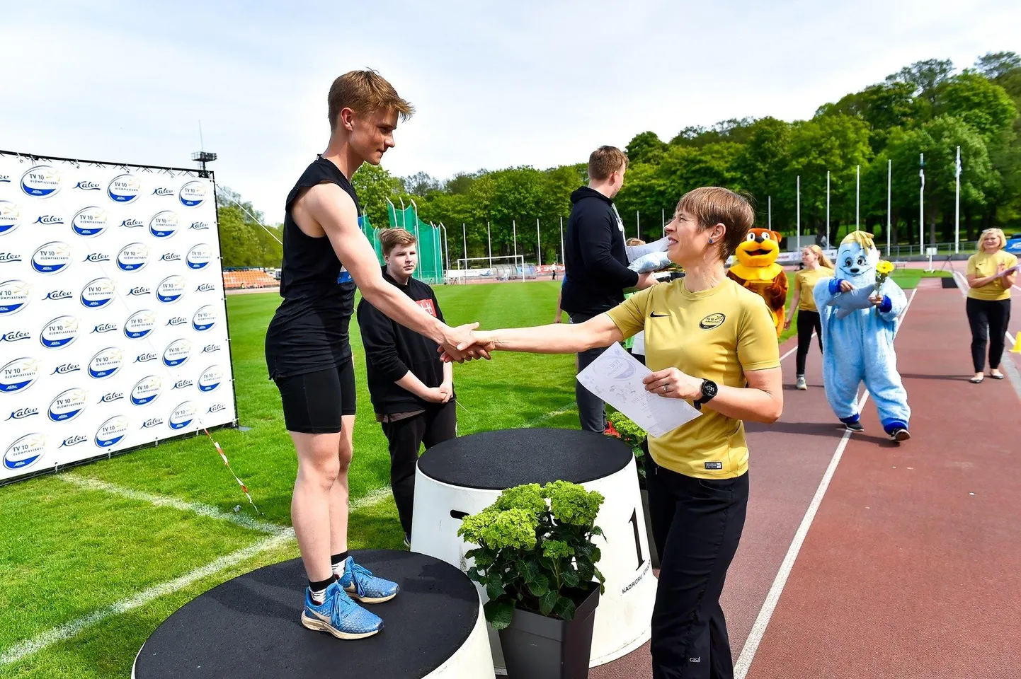 Eesti Vabariigi president Kersti Kaljulaid autasustab Romet Kivi kettaheites võidetud teise koha puhul. FOTO: Marko Mumm/Eesti Kergejõustikuliit