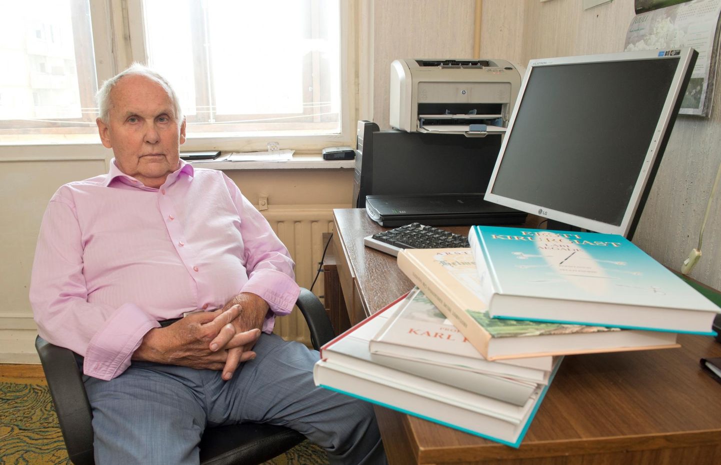 Vello Padrik 27. juulil 2016 Annelinna korteris, töölaual tema koostatud raamatud.