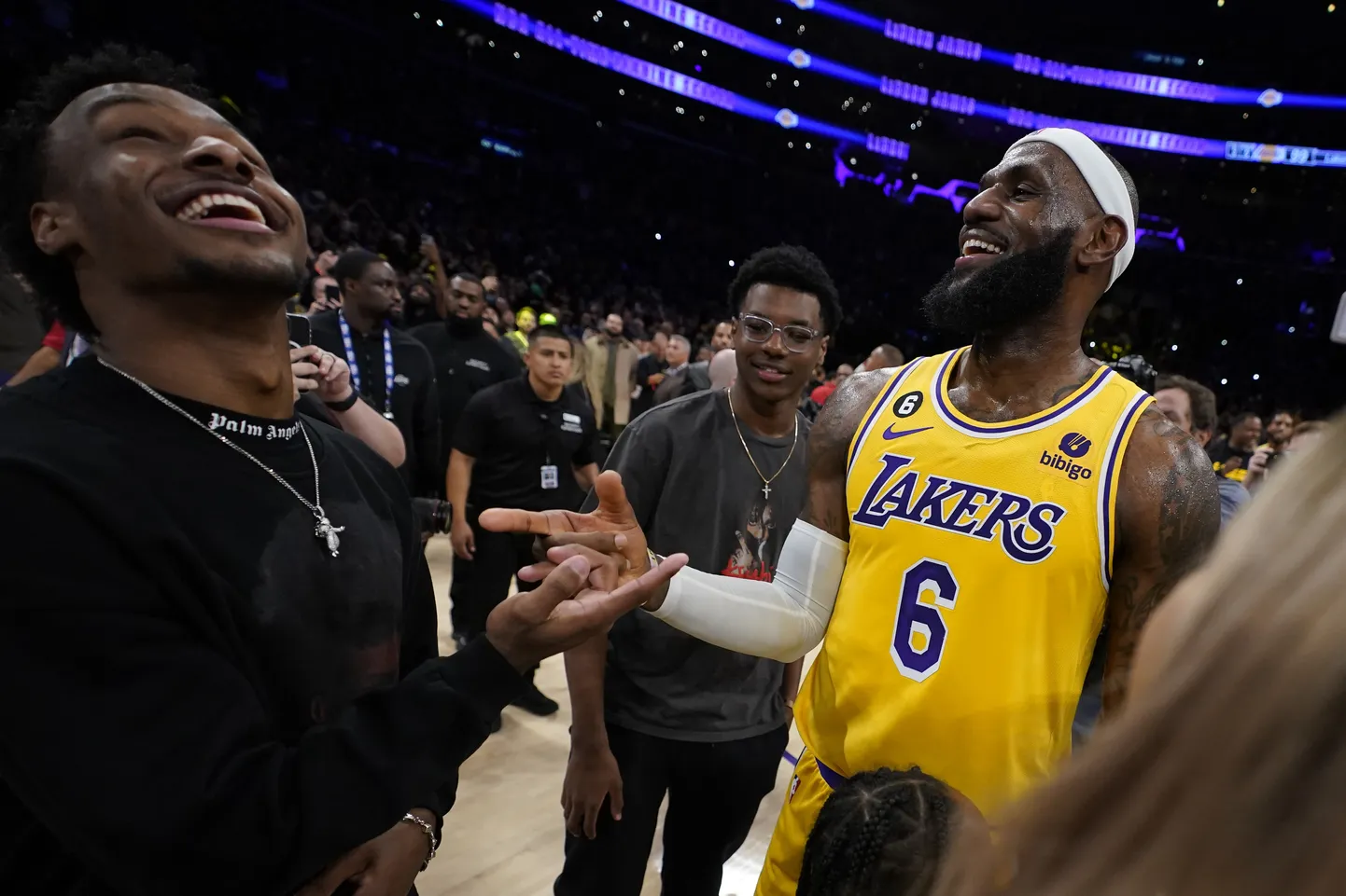 LeBron James (paremal) koos poegade Bronny (vasakul) ja Bryce'iga (keskel).