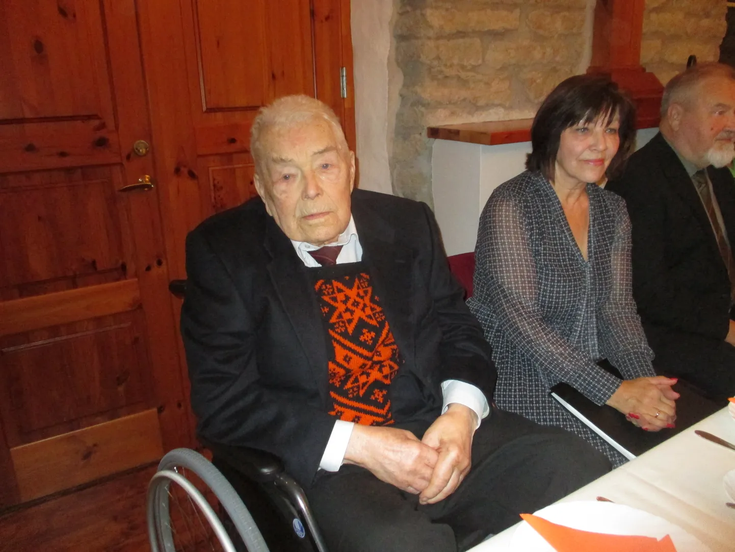 AUVÄÄRSED. Peolauas nautisid lõikuspidu kunagine esimees, 95-aastane Endel Salu koos tütre Aimiga ning hilisem mandijuht Jaan Ärmus.