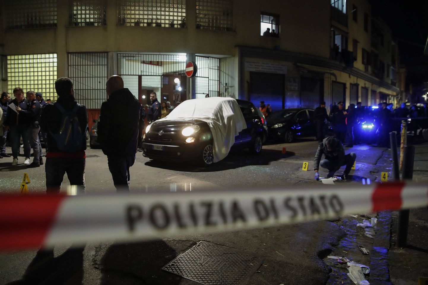 Politsei uurimas maffiarünnaku toimumispaika Napolis. Foto on illustratiivne.