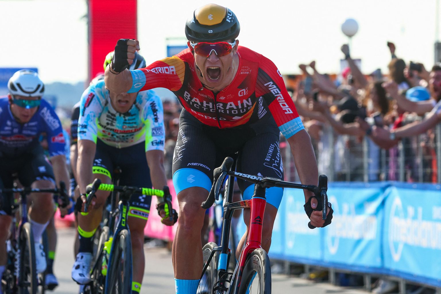 Джонатан Милан - победитель второго этапа «Джиро д'Италия».