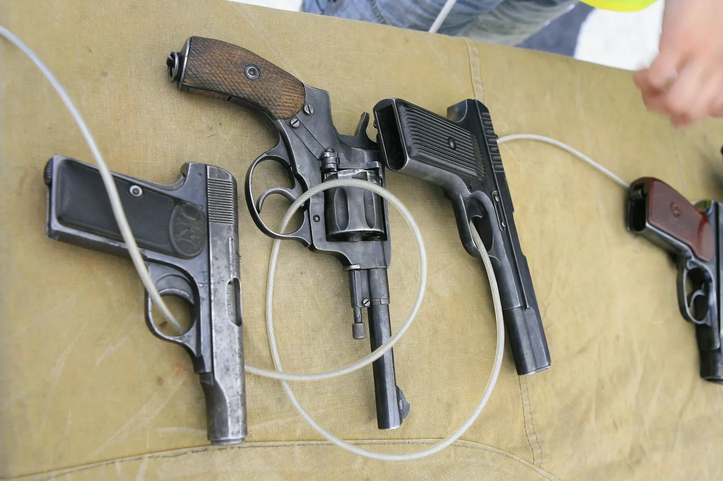 Pildil olevd püstolid ja revolver on päris ega ole juhtunuga seotud.