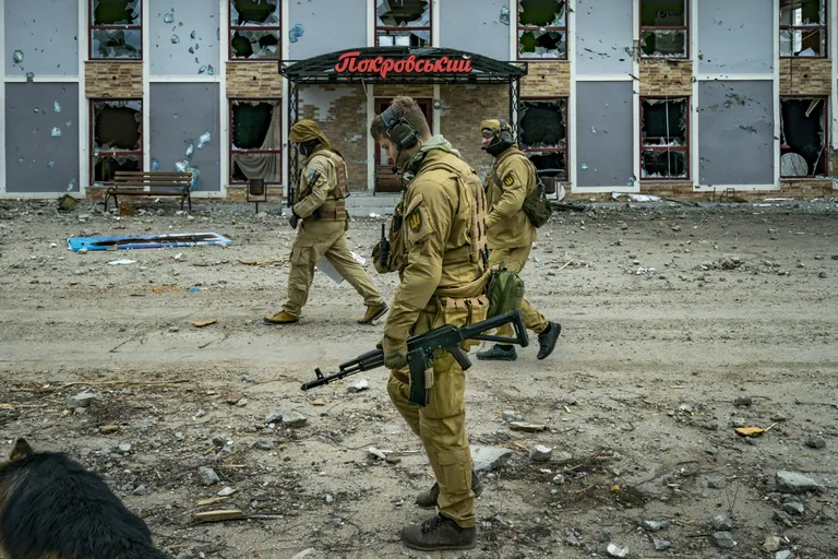 Ukraina sõdurid eile patrullimas Mõkolajivi läheduses.