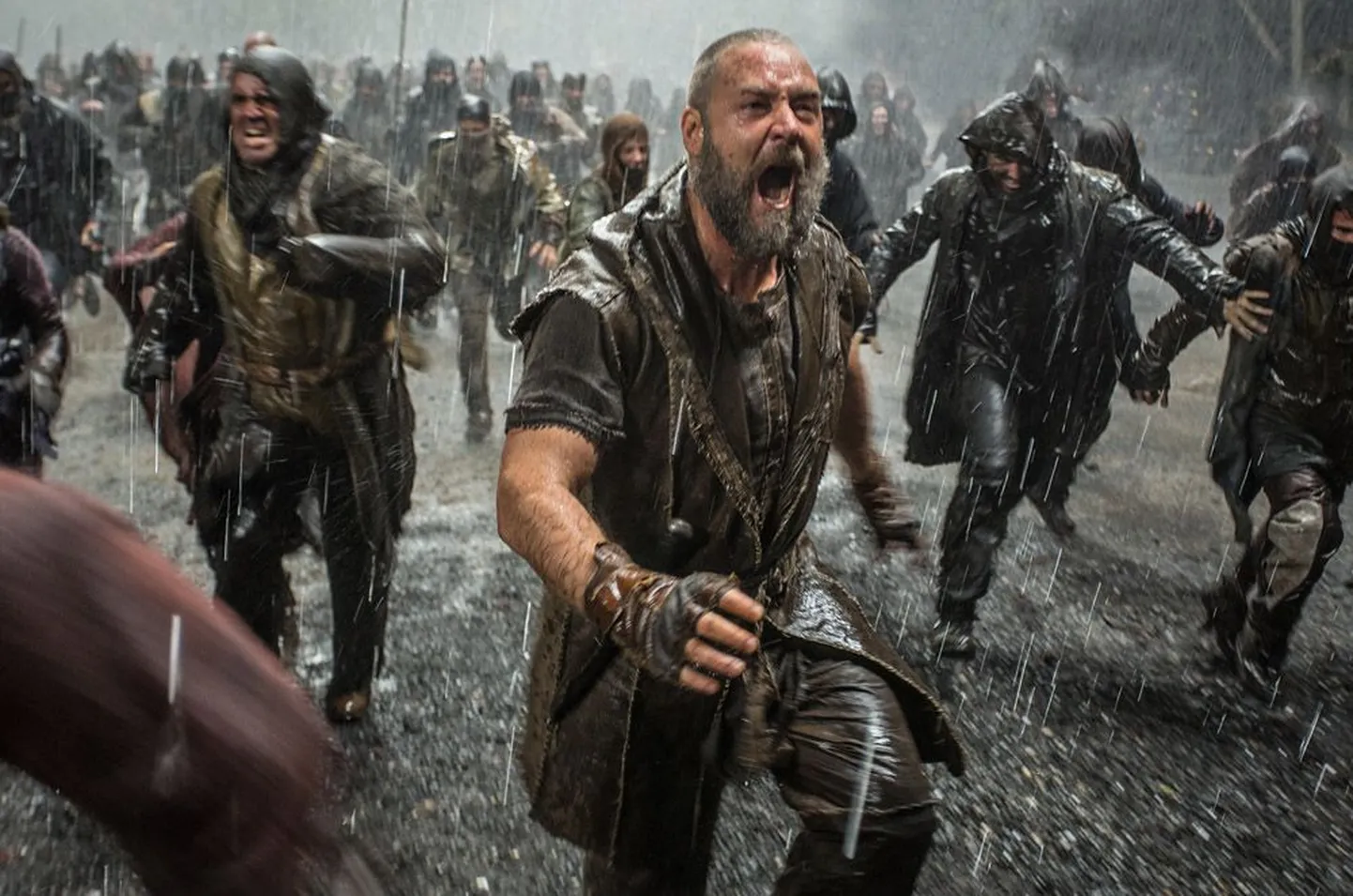Russell Crowe (esiplaanil) mängib piibliteemalises filmiloos Noad, kes päästis oma pere ja loomapaarid suurest üleujutusest.
