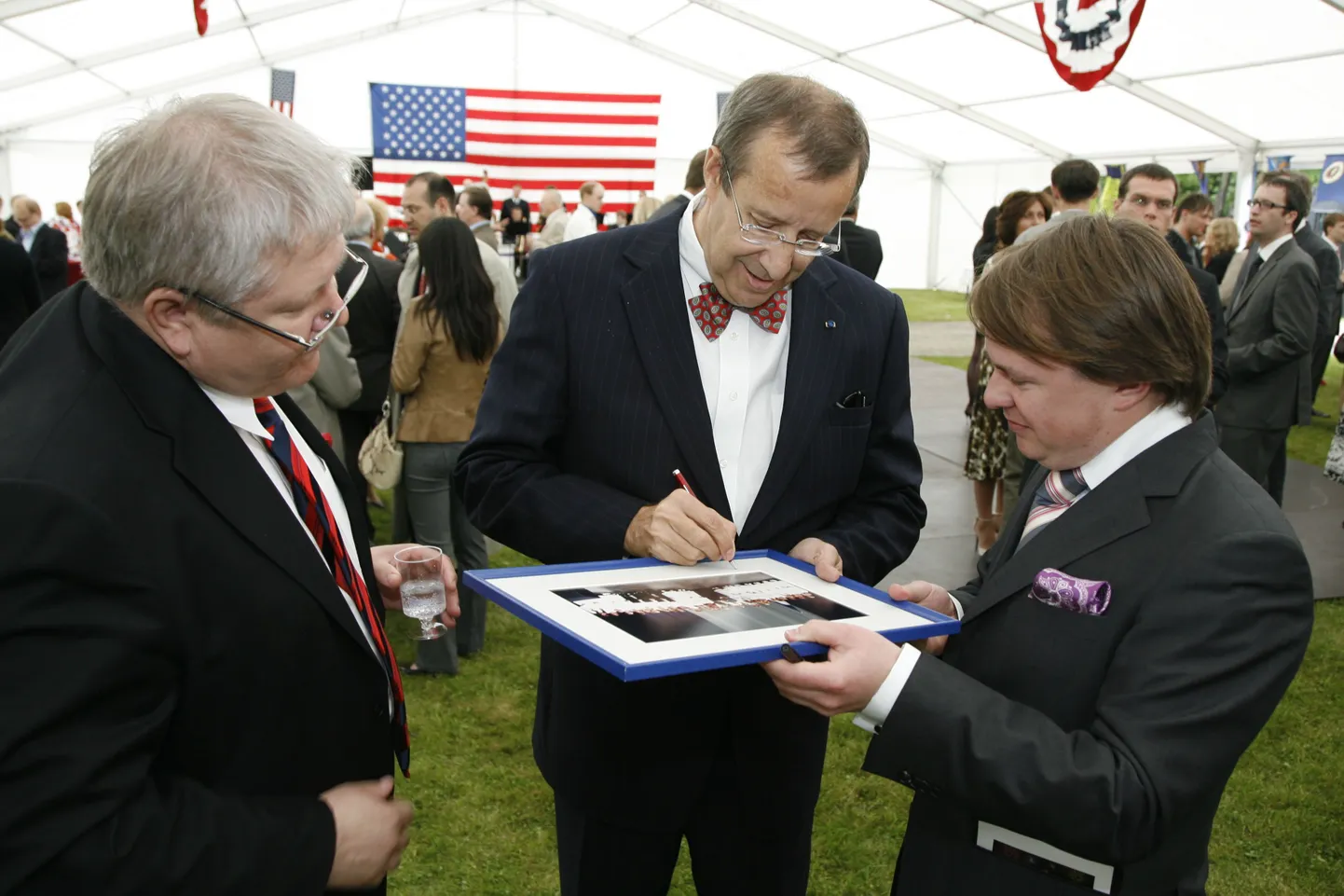 Тоомас-Хендрик Ильвес в опасной близости к американскому флагу. Лоялен ли президент Эстонии?