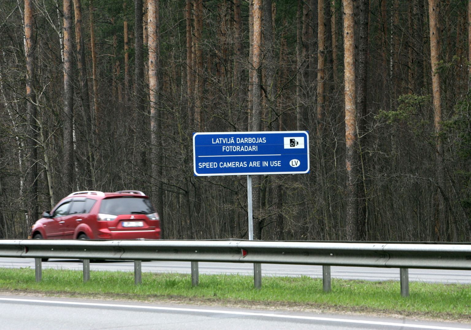 Ceļazīme "Latvijā darbojas fotoradari" Jūrmalas šosejas malā.