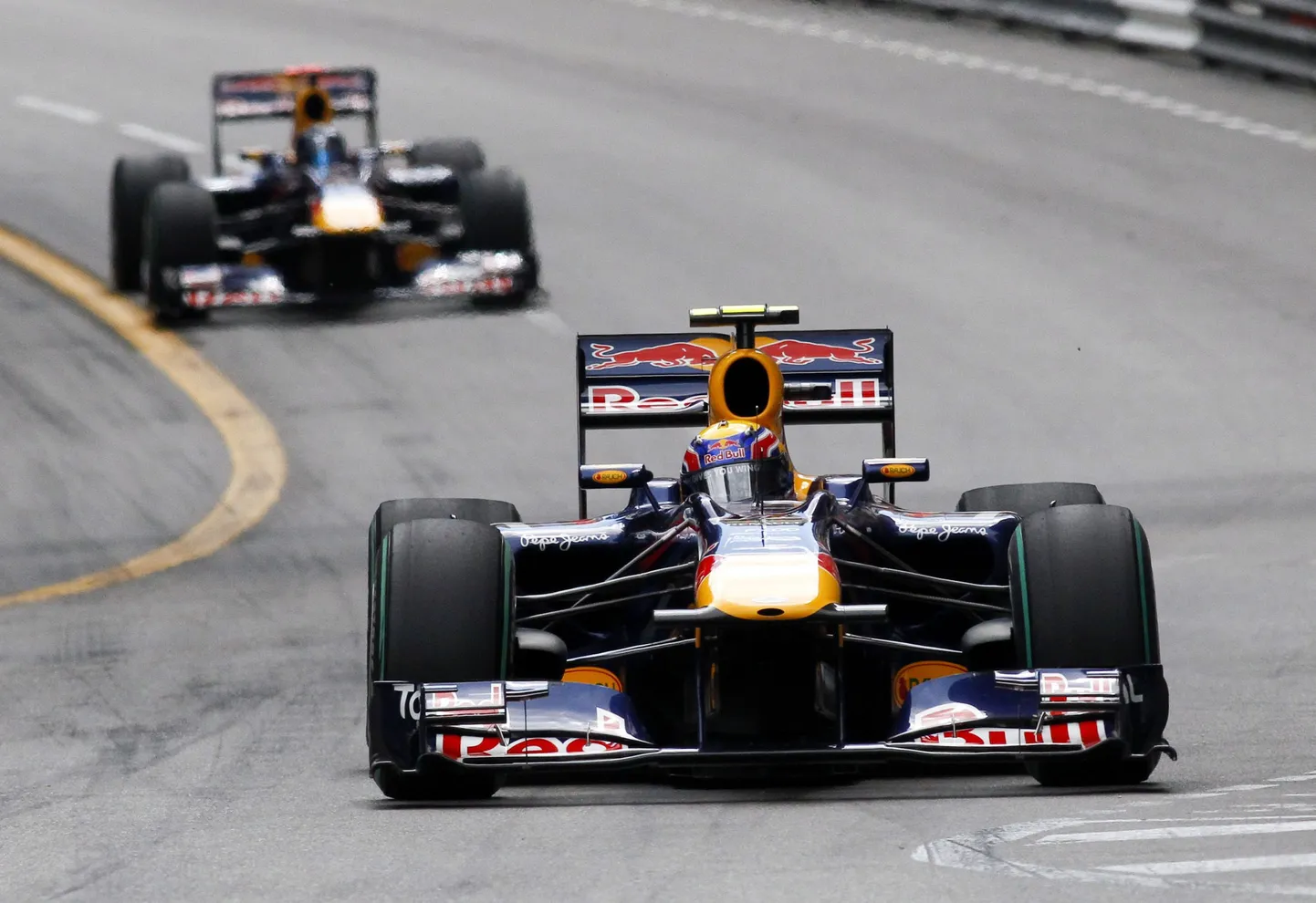 Mark Webber (esiplaanil) ja Sebastian Vettel tõid Monaco GPl Red Bullile kaksikvõidu