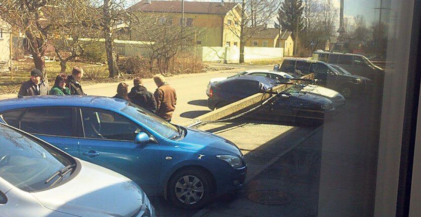 Pärnus Mai Selveri juures autodele peale kukkunud tänavavalgustuspost rikkus viis autot.