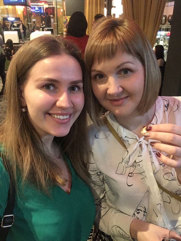 Вероника Рутковска (слева), редактор раздела КРАСОТКА
