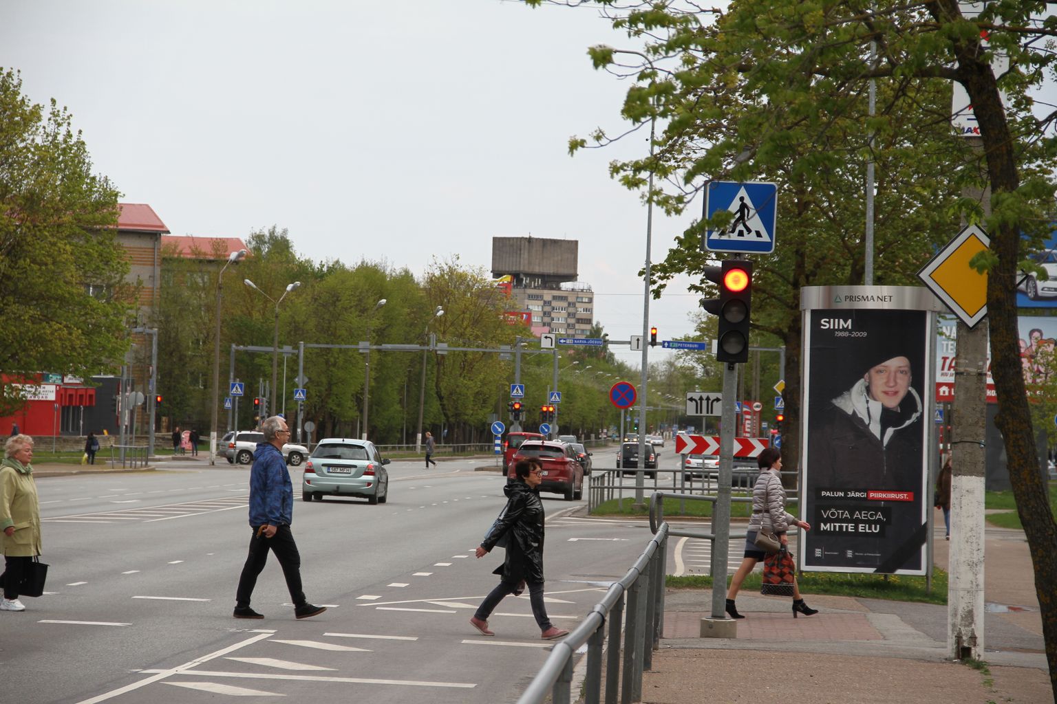 В отличие от парламентских выборов, перед выборами в Европарламент на улицах Нарвы обычная реклама, предвыборной - практически нет.