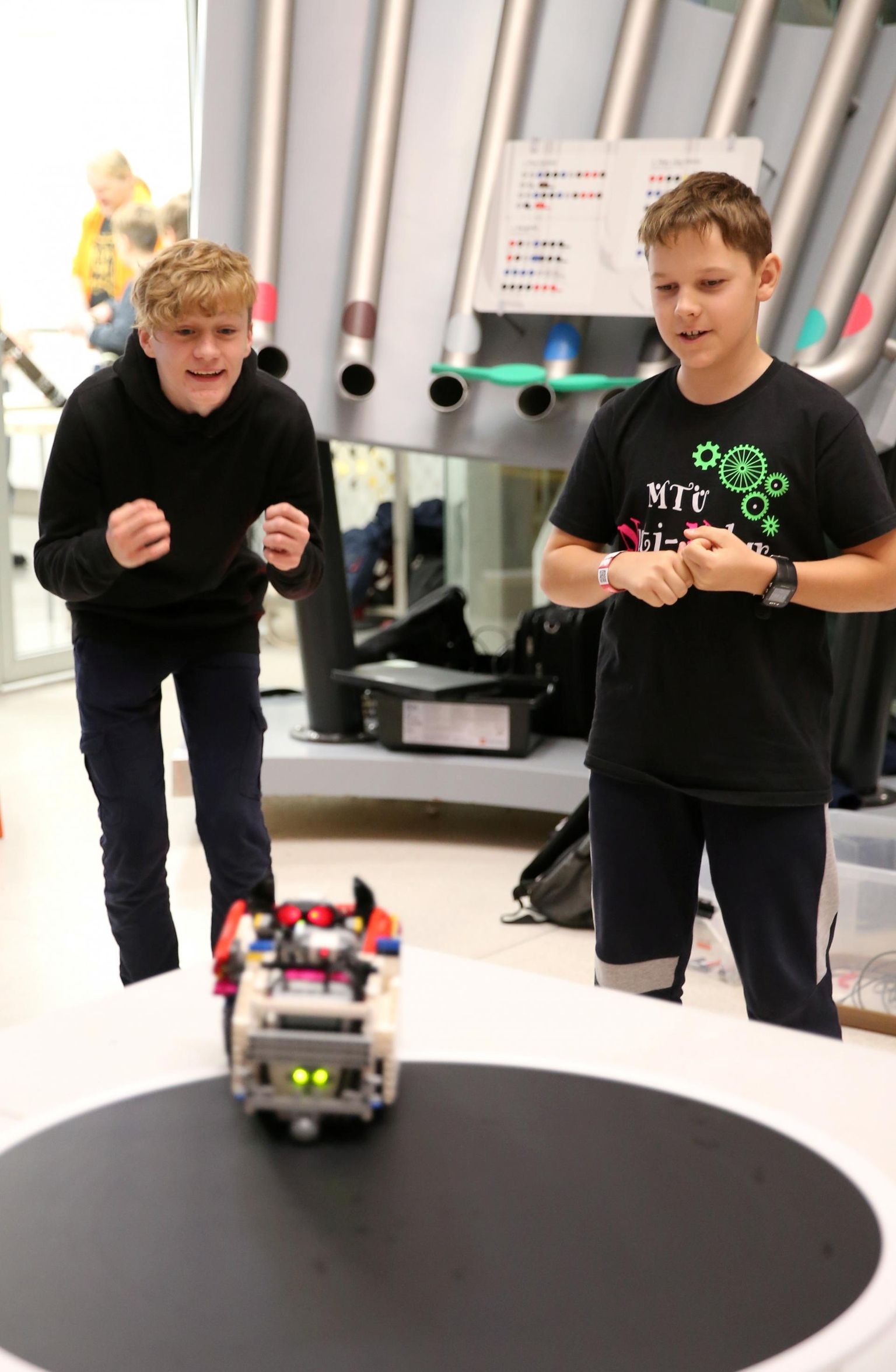 Robootikavõistluse Robotex International Tartu eelvoorus olid kuni 13-aastaste vanuserühmas teistest edukamad huvikooli Nuti-Võlur poisid Robin Kala (paremal) ja Marti Kukk. Nende robot RM sai nime nende eesnimede esitähtedest.