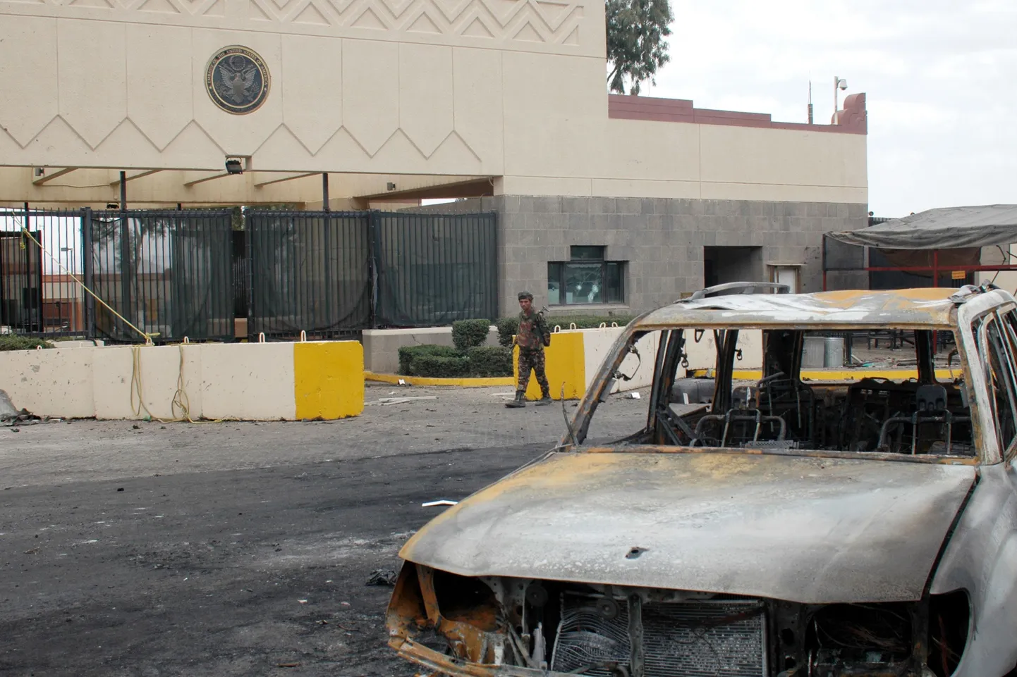 Sõdur USA saatkonna ees Jeemeni pealinnas Şan‘ā's 2008. aasta septembris pärast pommirünnakuid.