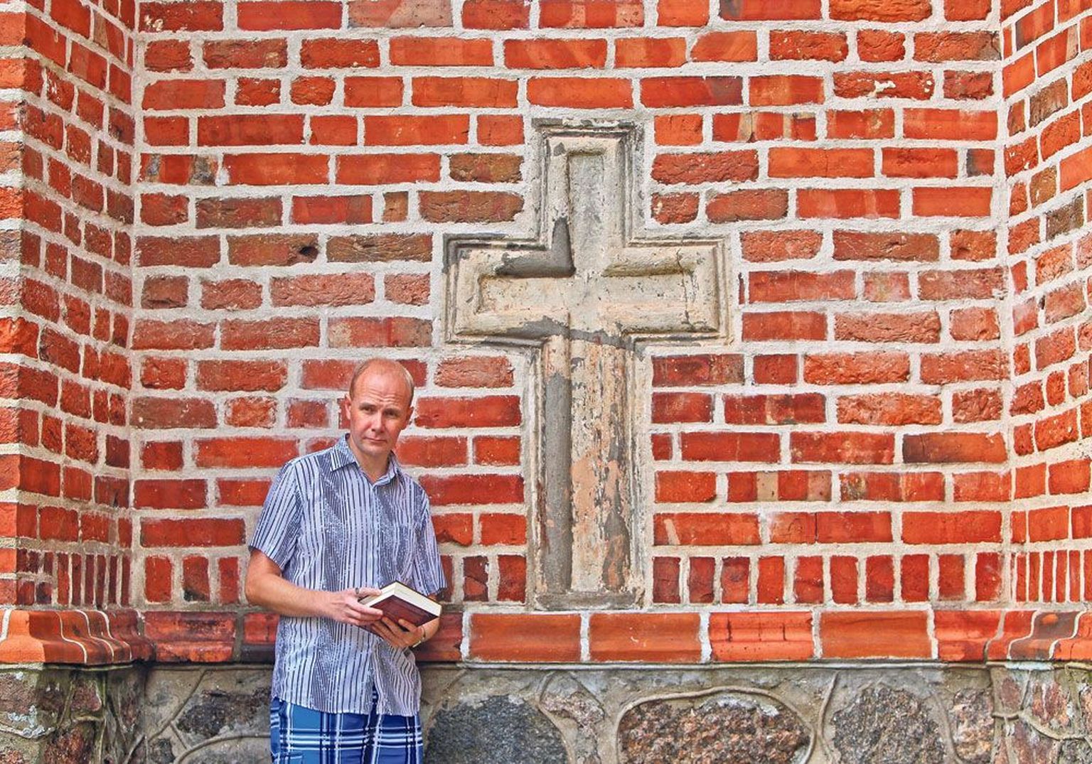 Raul Sulbi selja taga on Tartu Jaani kirik. Selle müürid on pärit keskajast, nagu ka tema raamatu sündmustik.