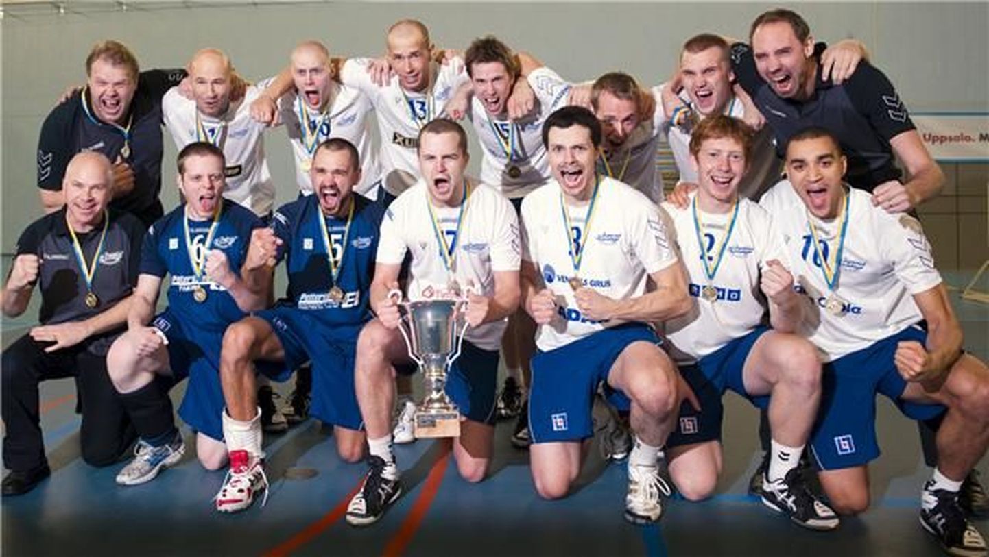 Juubeldav Tierpi Volley meeskond. Eestlane Ragnar Pähn on tagumises reas vasakult neljas.