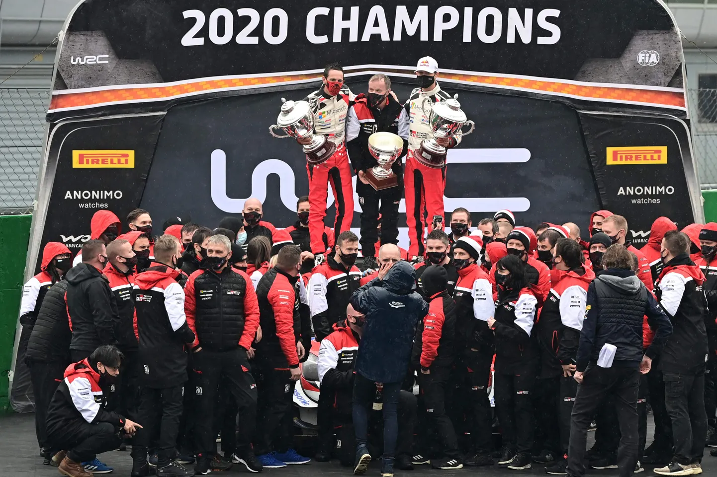 Sebastien Ogier koos kaardilugeja Julien Ingrassia ja tiimipealiku Tommi Mäkineniga karjääri seitsmendat tiitlit tähistamas.