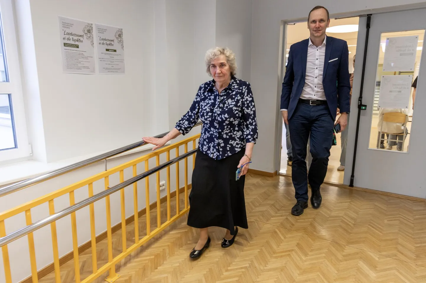 Koidula kooli konverentsil üles astunud Swedbanki juht Olavi Lepp oli praegugi koolis bioloogiat andva Sirje Miglai õpilane.