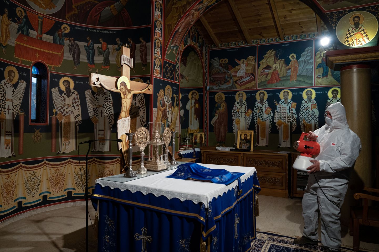 Kiriku desinfitseerimine Kastritsise kloostris Kreekas.