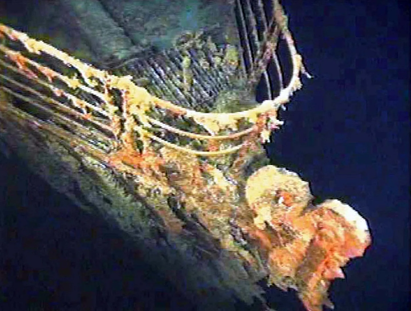 1912. aastal oma esmareisil uppunud ookeaniauriku Titanic vöör. 2024. aastal suvel tehtud uuring näitas, et osa reelingust on ära kukkunud