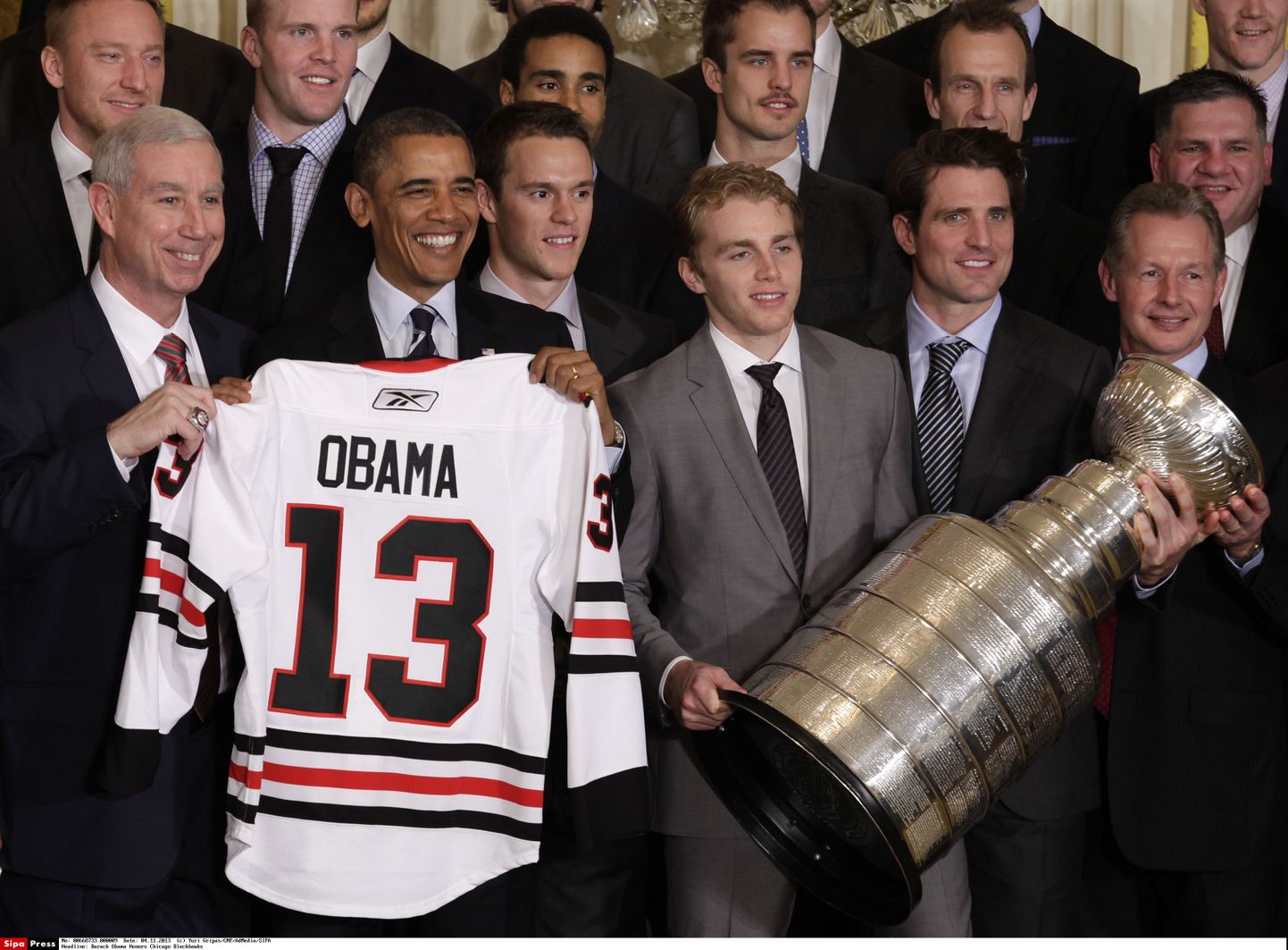 NHLi meister Chicago Blackhawks kinkis president Barack Obamale nimelise mängusärgi.