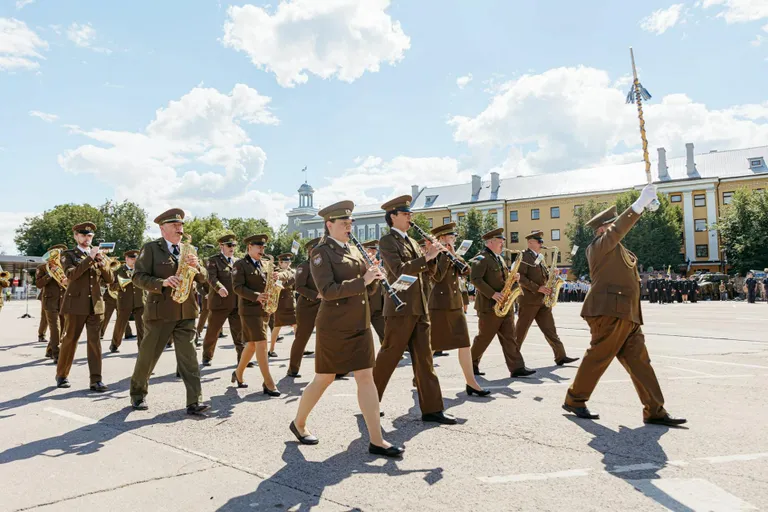 Seni on Narva elanikud näinud kaitseväelasi enamasti linnas toimunud paraadidel. Pildil Võidupüha paraad Peetri platsil Narvas eelmise aasta juunis.