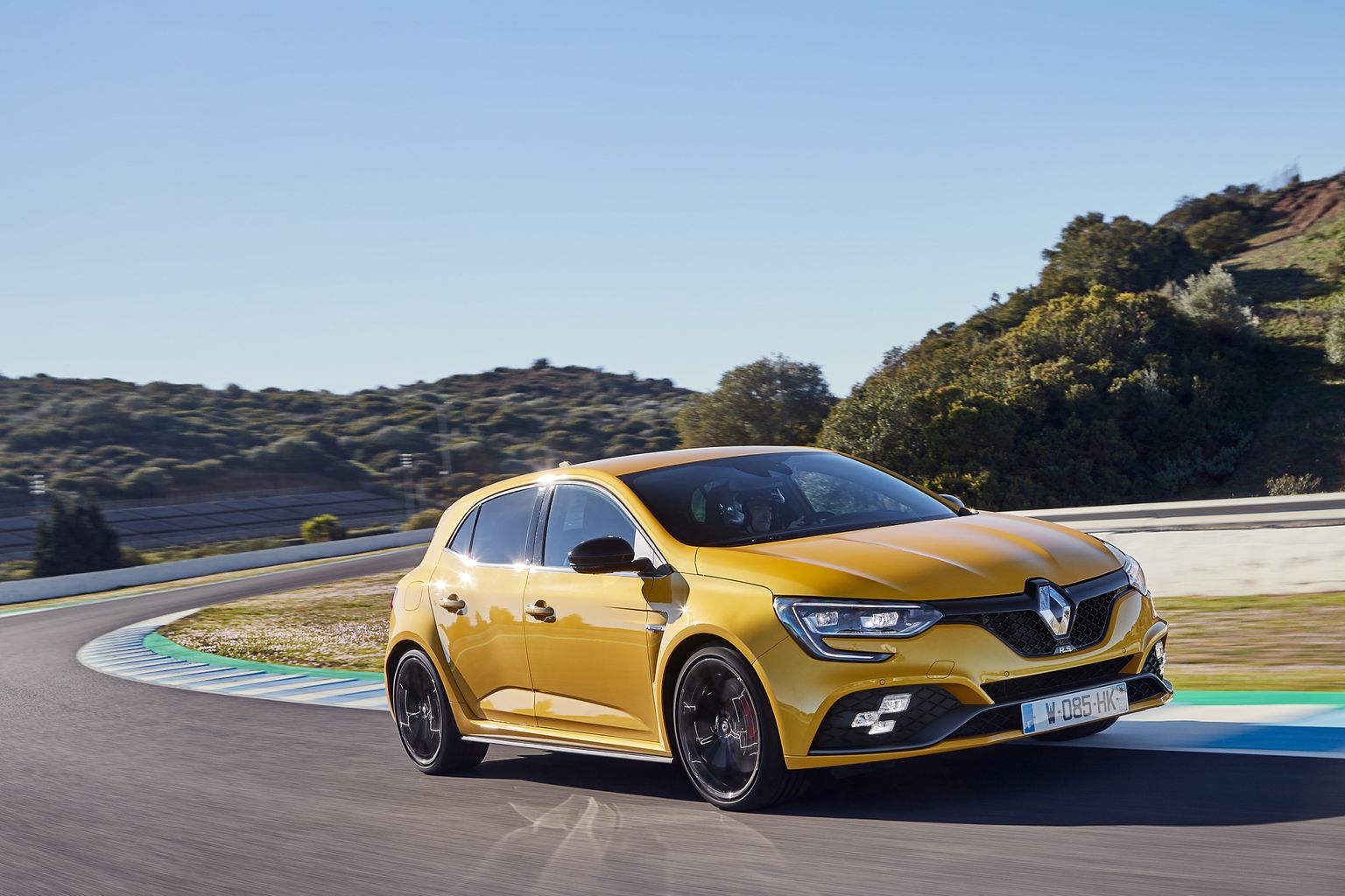 Ruudulipu motiiv udutuledes – stiilne kummardus Renault’ mootorispordi pärandile.