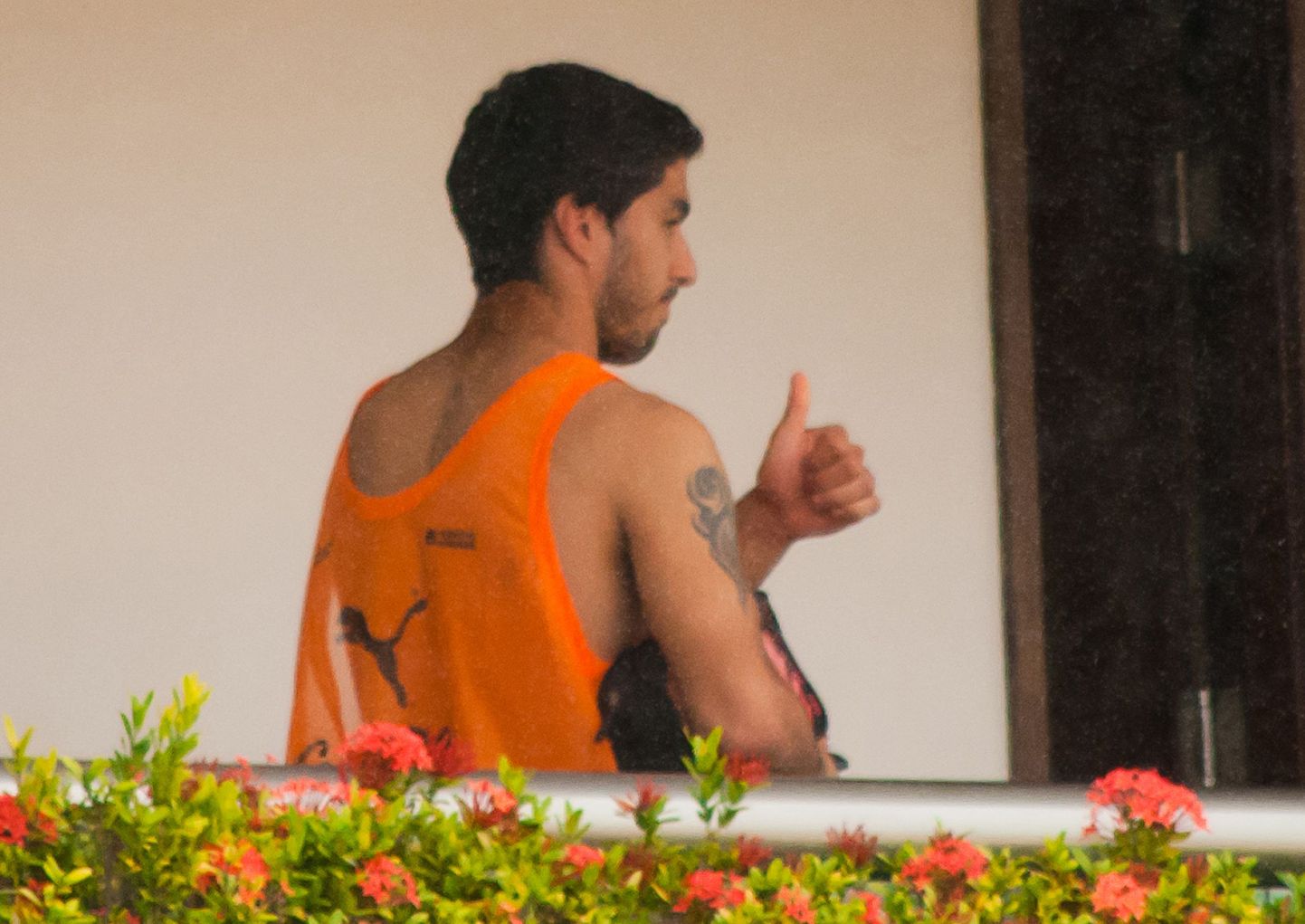 Luis Suarez oma hotellitoa rõdul Brasiilias pärast karistuse teatavakstegemist.