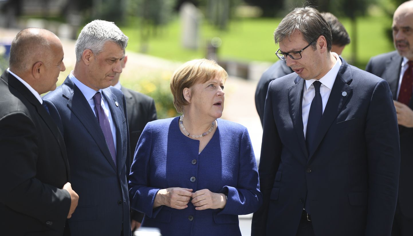 Saksamaa peab Serbia liitumist võimalikuks vaid siis, kui Serbia tunnustab Kosovot suveräänse riigina.Pildil on Kosovo president Hashim Thaçi (vasakul), Saksamaa liidukantsler Angela Merkel (keskel) ja Serbia president Aleksandar Vučić (paremal).