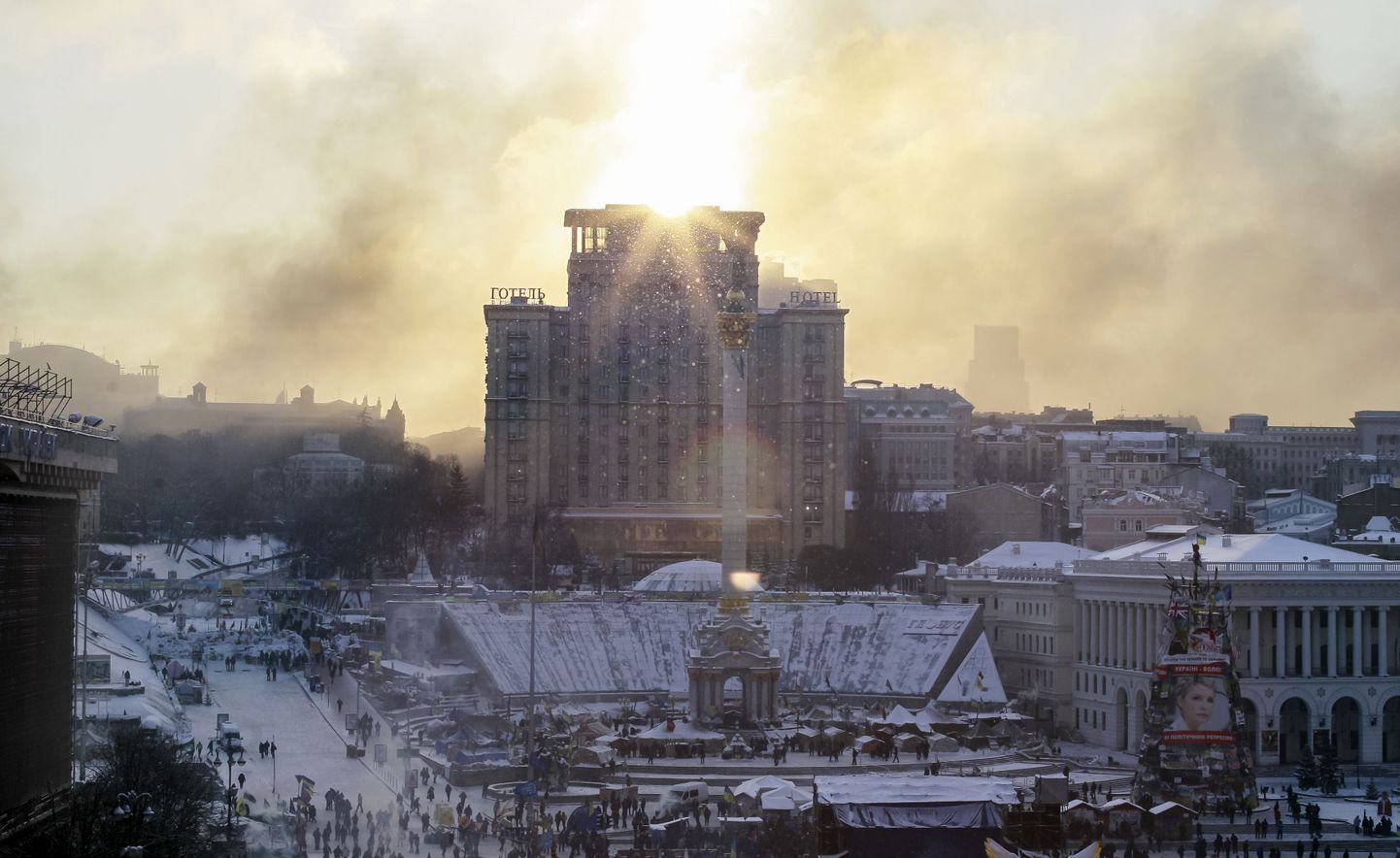 Põlevate rehvide suits Kiievis Iseseisvuse väljaku kohal täna hommikul.