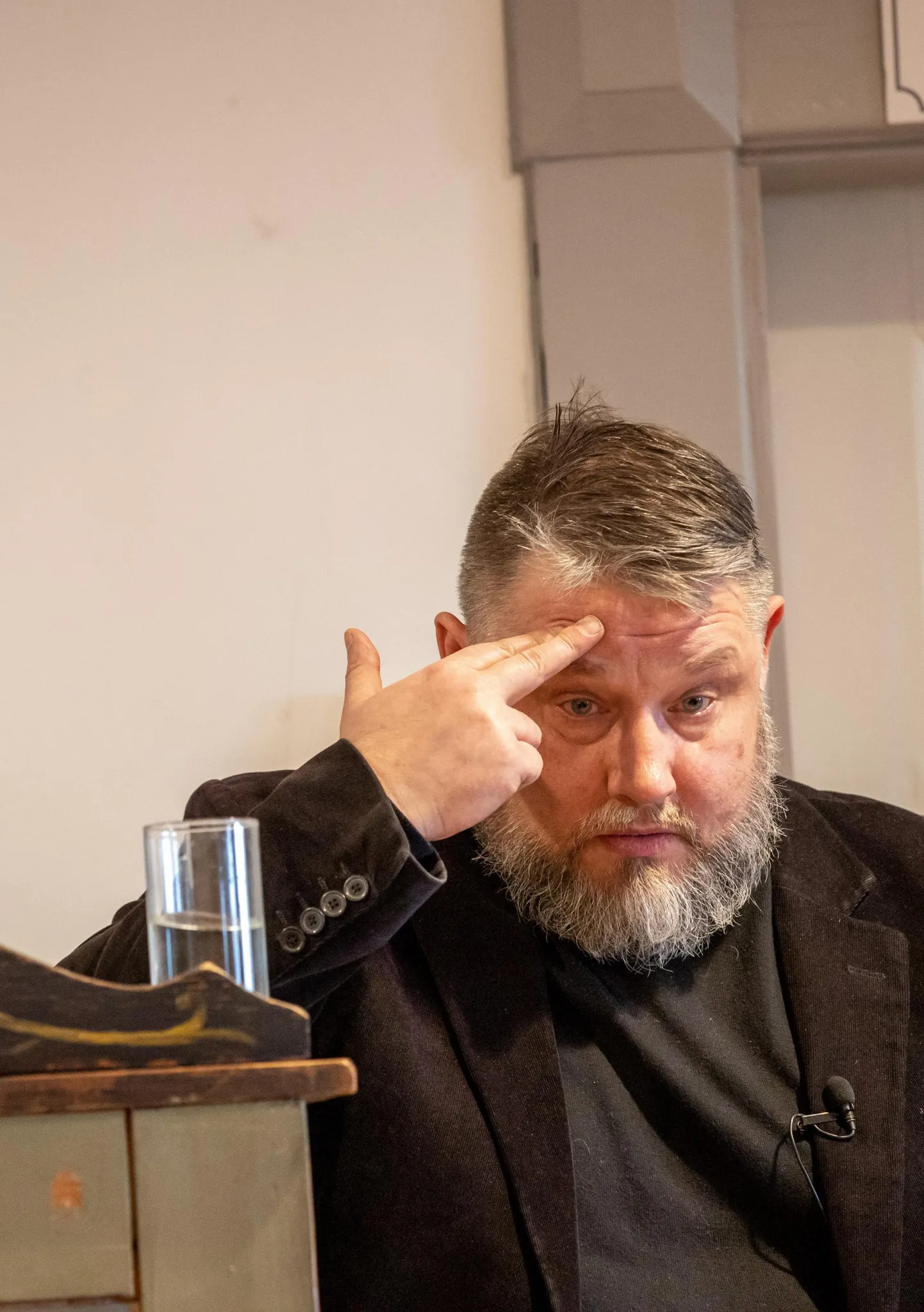 Pärnu Koidula muuseumis rääkis kirjanduslikul kolmapäeval oma loomingust kirjanik Indrek Hargla.