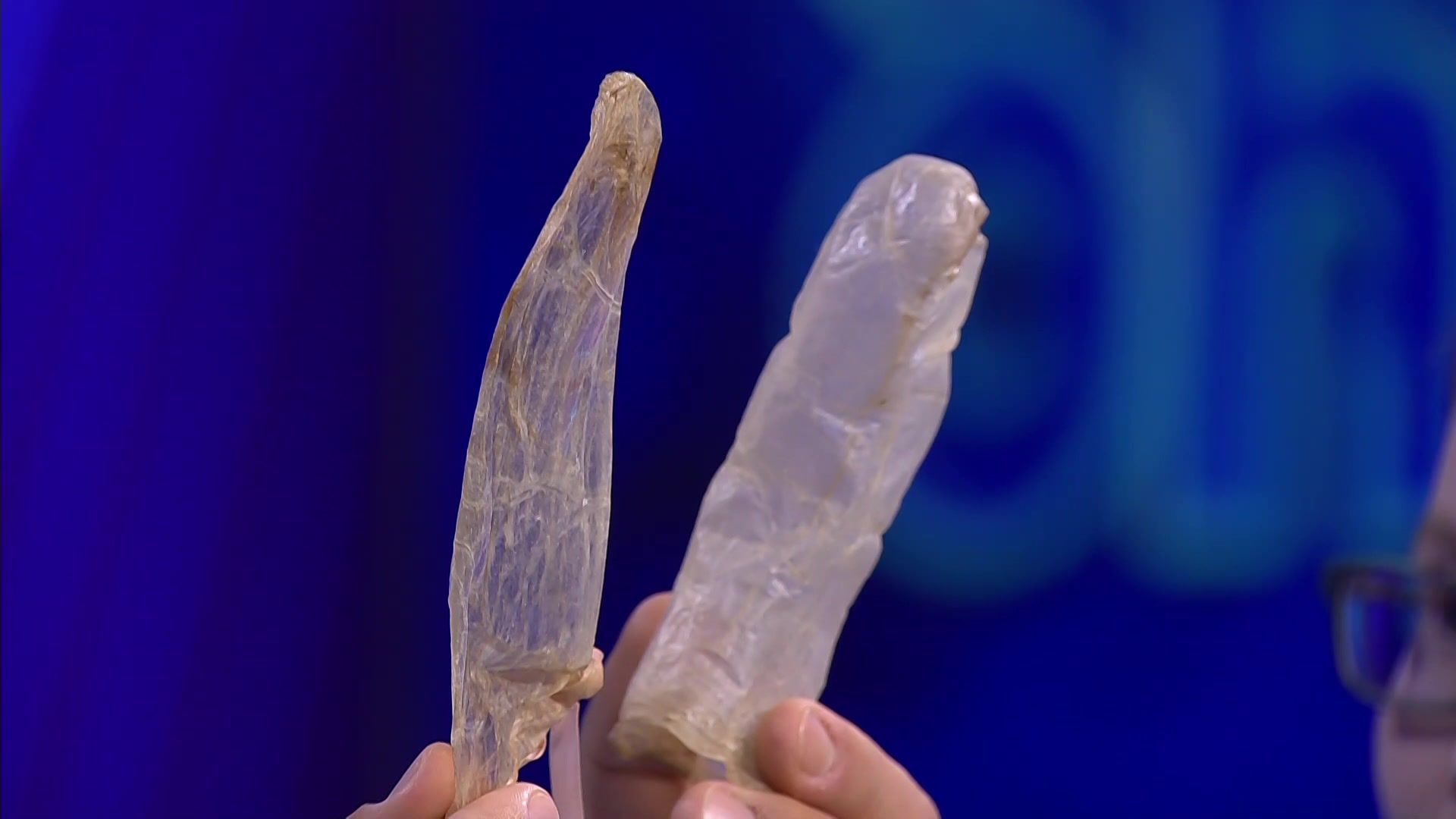 Тату: Аяқтарыңызды сүйіңіздер, қаншықтар, бақыт үшін