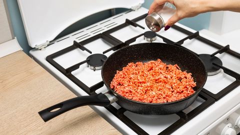 KOKK SELGITAB ⟩ Miks hakkliha pannil ei pruunistu
