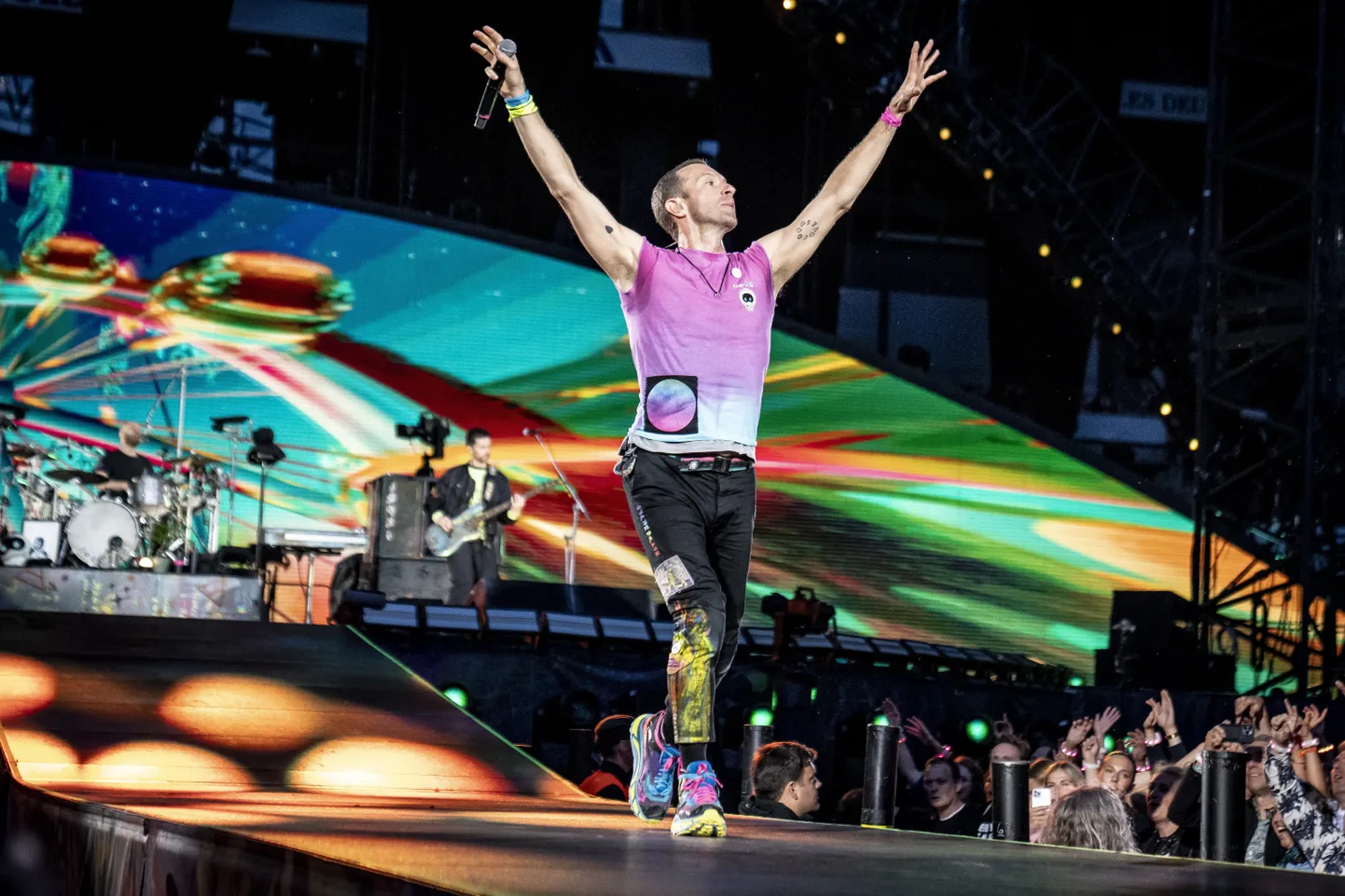 Coldplay solist Chris Martin esinemas bändi Kopenhaageni kontserdil.