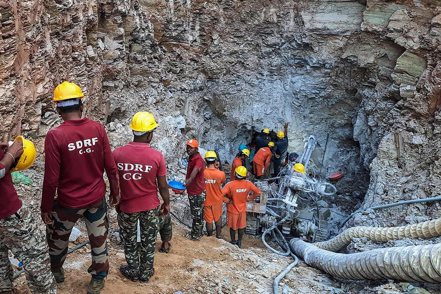 India päästetöötajad kaevasid 10-aastase poisi kitsast kaevust välja toomiseks selle kõrvale eraldi ligipääsu.