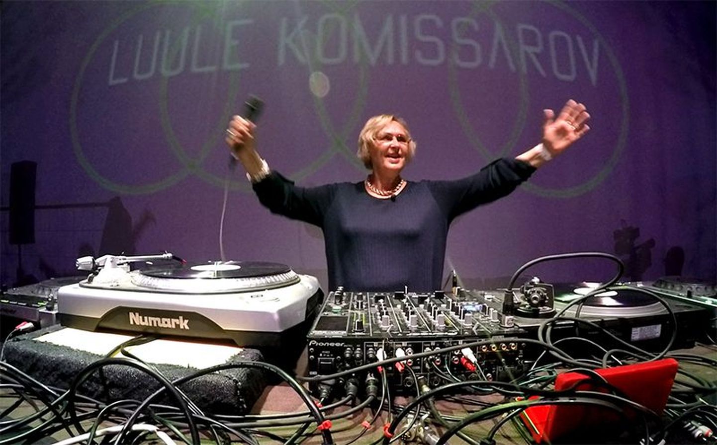 Põlvitav publik ajas DJ Luule Komissarovi nutma