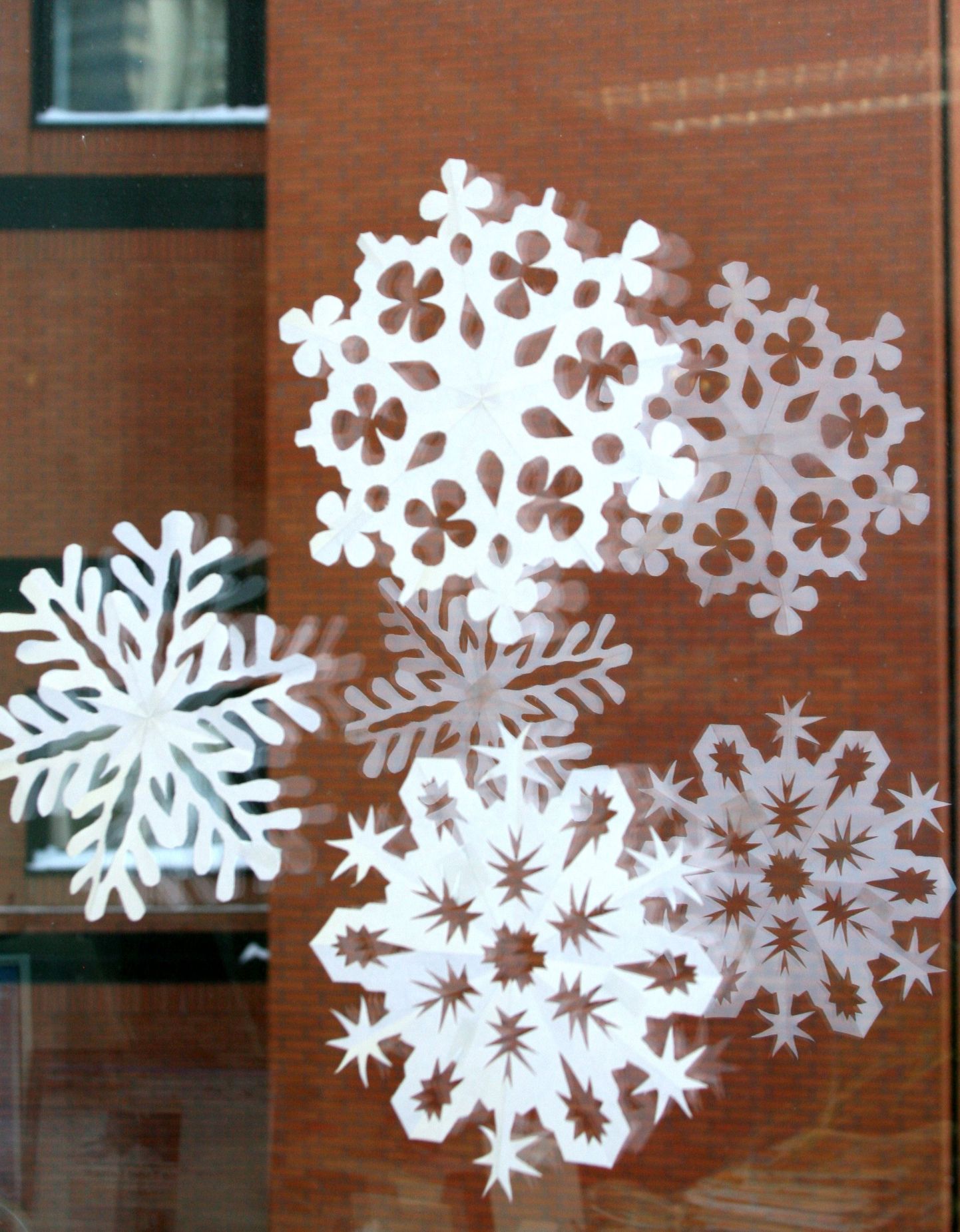 Снежинки, сделанные из бумаги.