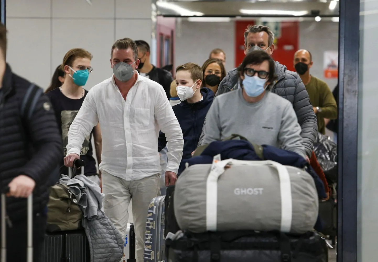 Turistid saabumas Palma de Mallorca lennuväljale.  FOTO: Enrique Calvo / Reuters / Scanpix